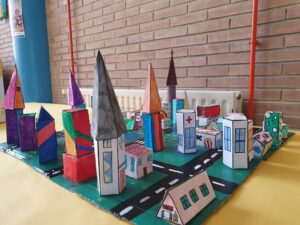 ciudad-geometria-prismas-piramides